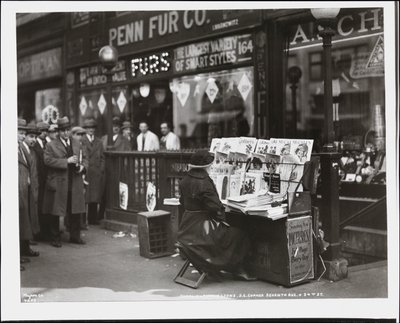 Blinde Zeitungsverkäuferin, Fannie Lyons, an ihrem Stand an der südöstlichen Ecke der 7th Avenue & 34th Street von Company Byron