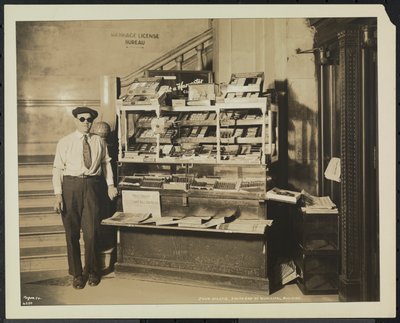 Blinder Zeitungsverkäufer, John Martie, an seinem Stand am südlichen Ende des Municipal Building, New York von Company Byron