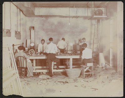 Filmlabore bei Carlton Motion Picture Co. mit fünf Männern und einer Frau, die mit Film arbeiten, New York von Company Byron