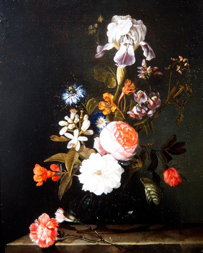 Ein Stillleben mit Blumen in einer Vase auf einem Sims von Cornelis Kick