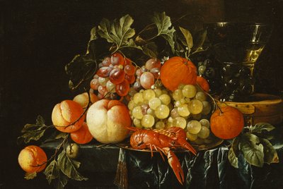 Pfirsiche, Orangen, Trauben und Langusten auf einem Zinnteller und ein konischer Römer auf einer Box auf einem teilweise drapierten Sims von Cornelis de Heem