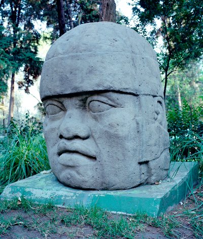 Präkolumbische Zivilisation: kolossaler Olmekenkopf. 10.-7. Jahrhundert v. Chr. Mexiko, Park Musée de La Venta von Culture Olmec