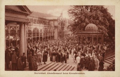 Postkarte mit einer Menschenmenge bei einem Abendkonzert am Kreuzbrunnen von Czech Photographer