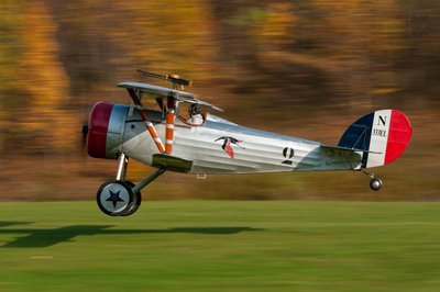Vintage-Doppeldecker beim Start von Darek Siusta