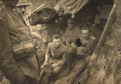 Gruppe von Soldaten in einem Schützengraben während des Ersten Weltkriegs von Dario Gentilini