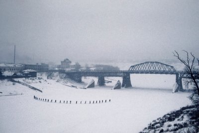 Nowosibirsk, Ob Fluss, Sibirien, UdSSR, Studenten überqueren den gefrorenen Ob Fluss zu Fuß im Schnee, Winter 1976 von Dean Conger