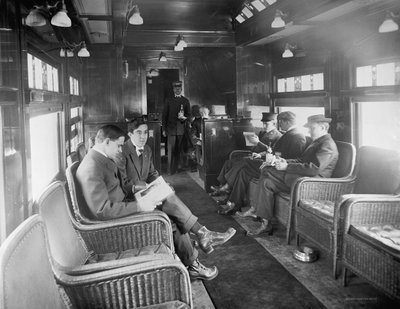 Gruppe von Männern im Buffet-Bibliothekswagen des Deluxe Overland Limited Zuges, USA, ca. 1915 von Detroit Publishing Co.