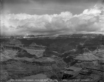 Der Grand Canyon in Arizona gegenüber dem Bright Angel Hotel, ca. 1900 von Detroit Publishing Co.