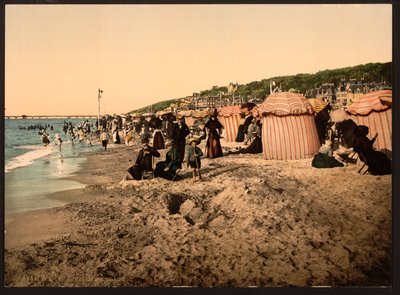 Der Strand zur Badezeit, Trouville-sur-Mer, Frankreich, ca. 1905 von Detroit Publishing Co.