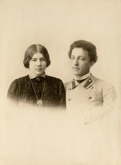 Porträt des Dichters Alexander Aleksandrovich Blok (1880-1921) mit seiner Frau. Silbergelatine-Fotografie von Dmitri Spiridonovich Zdobnov (Ende des 19. Jahrhunderts) von Dmitri Spiridonovich Zdobnov