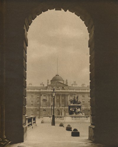 Ein flüchtiger Blick auf Somerset House vom Strand von Donald McLeish