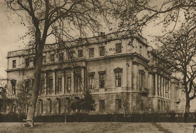 Blick auf das London Museum im Lancaster House durch die Gitter des Green Park, um 1935 von Donald McLeish