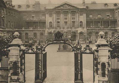 Eingang zum Guys Hospital mit der Stifterstatue im Zentrum des Hofes, ca. 1935 von Donald McLeish