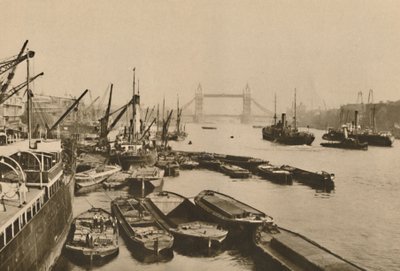 Schiffe im Pool von London: Ein Blick von der London Bridge zur Tower Bridge, ca. 1935 von Donald McLeish