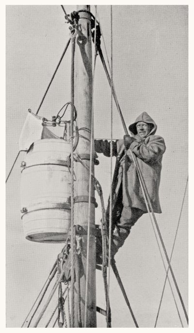 Kommandant Frank Wild (1873-1939) am Mastkopf, während der Endurance-Expedition in die Antarktis, 1914-1916 von Dr. Alexander Macklin