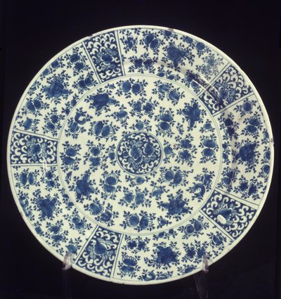 Teller mit blauem Rosenmuster, 1764 von Dutch School
