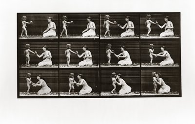 Kind bringt einer Frau einen Blumenstrauß, Platte 465 aus Animal Locomotion von Eadweard Muybridge