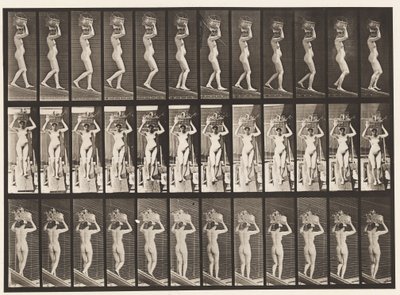 Absteigende Neigung, 20-Pfund-Korb auf dem Kopf, Hände erhoben von Eadweard Muybridge
