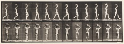 Tafel 27. Gehen, 70 Pfund Stein auf dem Kopf tragend, Hände erhoben von Eadweard Muybridge