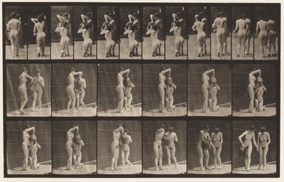 Tafel 453. Zwei Modelle; 8 kniet, trinkt aus Wasserkrug in den Händen von Eadweard Muybridge