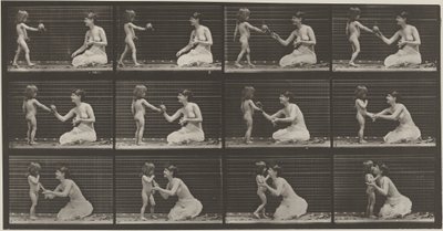 Tafel Nummer 465. Kind bringt einer Frau einen Blumenstrauß, 1887 von Eadweard Muybridge