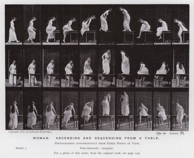 Die menschliche Figur in Bewegung: Frau, die von einem Tisch auf- und absteigt von Eadweard Muybridge