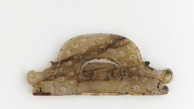 Halbkreisförmige Plakette mit Drachenköpfen an den Enden, 5.-4. Jahrhundert v. Chr. von Eastern Zhou Dynasty Chinese School