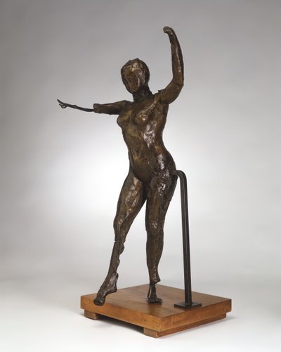 Tänzerin bewegt sich vorwärts, Arme erhoben, rechtes Bein vorwärts von Edgar Degas