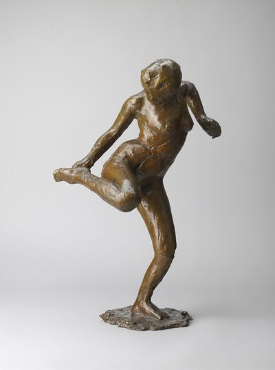 Tänzerin, die auf die Sohle ihres rechten Fußes schaut (Bronze mit heller brauner Patina. Hohl, Wachsausschmelzverfahren, gegossen) von Edgar Degas