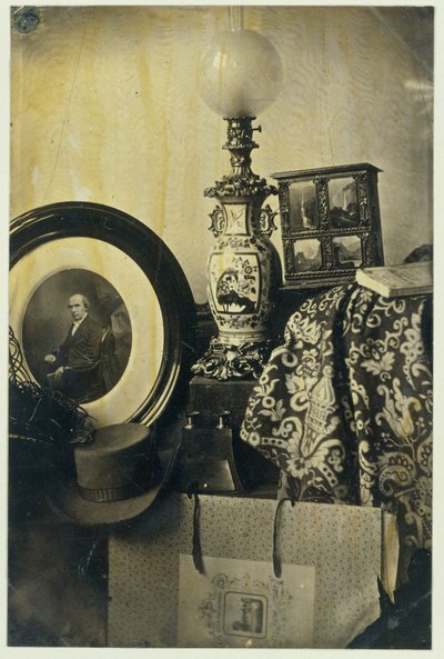 Stillleben mit fotografischem Porträt von Asser, Stereoskop und Portfolio von Eduard Isaac Asser