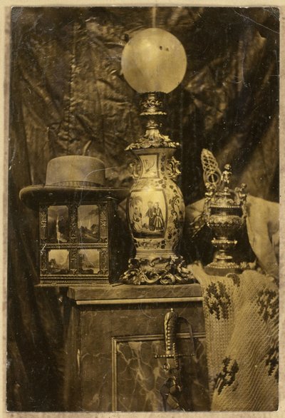 Stillleben mit Stereoskop, Hut, chinesischer Vase, silbernem Prunkpokal und Degen von Eduard Isaac Asser