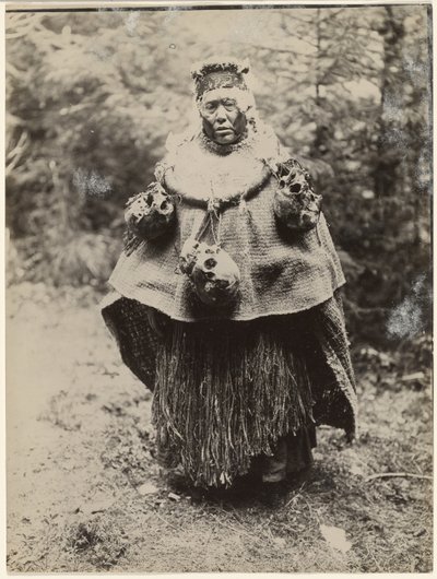 Ein Kwakiutl-Kopfjäger für einen Kominaka-Tanz gekleidet von Edward S. Curtis
