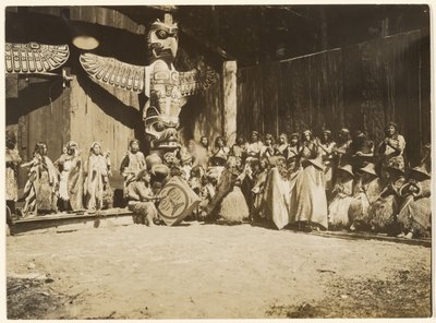 [Dicht an die Wände gedrängt war die bunte Schar von Kriegern und ihren Frauen] von Edward S. Curtis