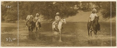 Reiter im Bach von Edward S. Curtis
