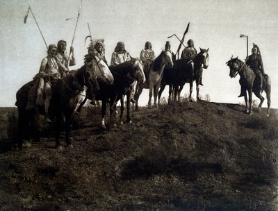 Amerikanische Indianer: Apsaroke-Krieger zu Pferd von Edward Sheriff Curtis
