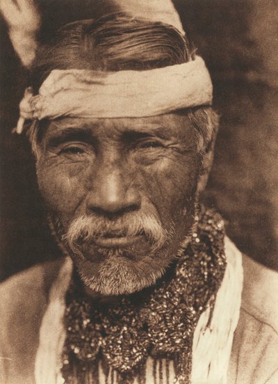 Nahaufnahme eines alten nordamerikanischen Indianers von vorne gesehen von Edward Sheriff Curtis
