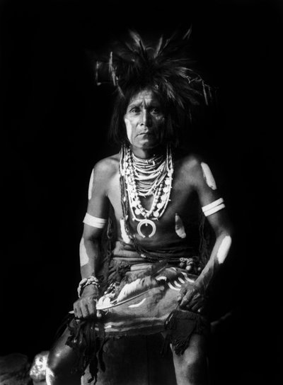 Hopi-Indianer, der ein Naja um den Hals trägt, Foto von Edward S. Curtis, ca. 1921 von Edward Sheriff Curtis