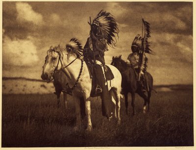 Sioux-Häuptlinge. Sehr oft bildeten zwei oder drei Männer eine Kriegstruppe und zogen wochen- oder monatelang umher. Manchmal kehrten sie mit Skalps, Pferden oder Frauen zurück. Dann wusste die Kriegstruppe, egal wie groß sie war, dass sie besiegt worden w von Edward Sheriff Curtis