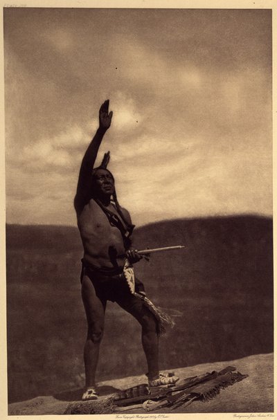 Sioux-Beschwörung. Heiligtümer sind meist große Felsbrocken oder andere Steine, die [...] mit mythischer Bedeutung aufgeladen waren. Priester und Kriegsherren gingen dorthin, um die Hilfe übernatürlicher Kräfte anzurufen. Der große Felsblock, auf dem di von Edward Sheriff Curtis