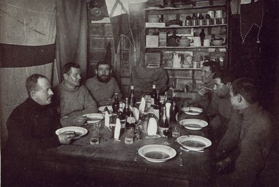 Die Männer, Mittwintertag-Dinner, Britische Antarktis-Expedition, Kap Evans, 22. Juni 1912 von Edward W. Nelson