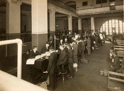Einwanderer werden in der Haupthalle registriert, U.S. Einwanderungsstation, 1902-10 von Edwin Levick
