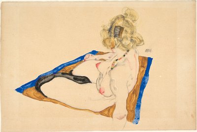 Blonde Nackte auf einem braunen Teppich mit blauem Rand, 1912 von Egon Schiele