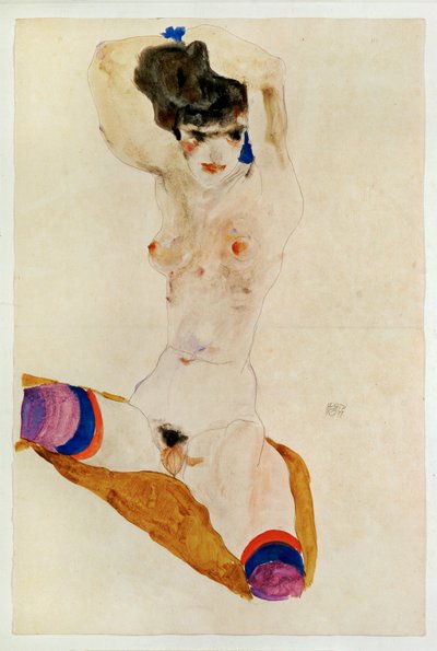 Sitzendes nacktes Mädchen mit über dem Kopf von Egon Schiele