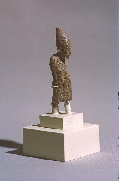 Figur eines Königs mit der weißen Krone von Oberägypten und dem Mantel des Sed-Festes, aus dem Tempel des Osiris, Abydos, Frühdynastische Zeit, ca. 3000 v. Chr. von Egyptian