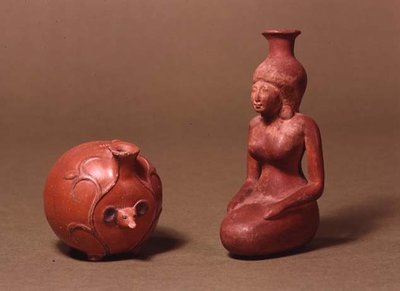 Gefäße in Form eines Mädchens und eines Igels von Egyptian