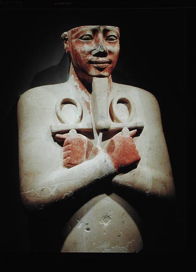 Statue von Sesostris I. (ca. 1918-1875 v. Chr.), der das Ankh in beiden Händen über seiner Brust hält, aus dem Tempel von Karnak, Neues Reich von Egyptian 12th Dynasty