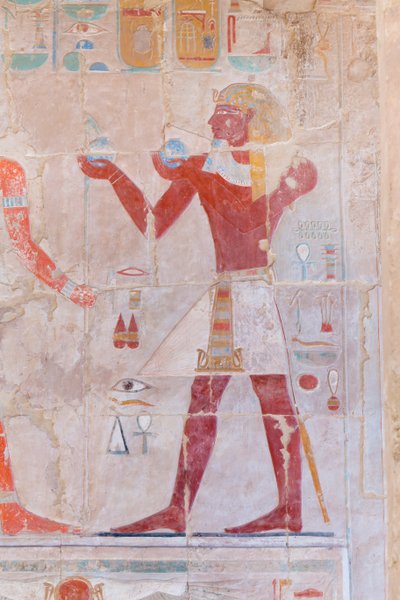 Basreliefbild eines Pharaos, der Opfer darbringt, Hatschepsut-Tempel von Deir el-Bahari, Luxor, Ägypten (Foto) von Egyptian 18th Dynasty