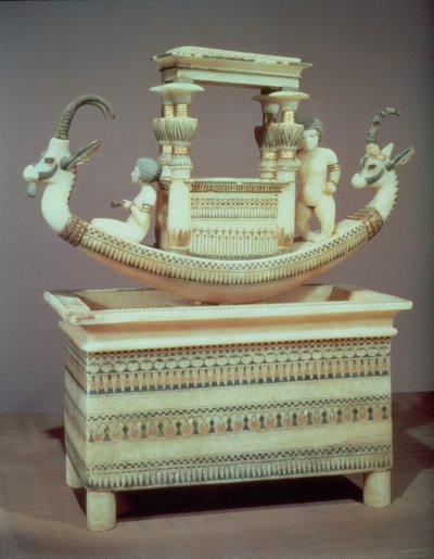 Truhe mit einem Boot, dekoriert mit zwei Köpfen eines syrischen Steinbocks und zwei weiblichen Figuren, die als Prinzessin Mutnedjmet angesehen werden, aus dem Grab von Tutanchamun (ca. 1370-52 v. Chr.) Neues Reich (Alabaster) von Egyptian 18th Dynasty