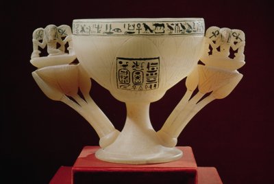 Trinkbecher in Form einer halbgeöffneten Lotusblume, gefunden am Eingang des Grabes von Tutanchamun (ca. 1370-52 v. Chr.) Neues Reich (Alabaster) von Egyptian 18th Dynasty