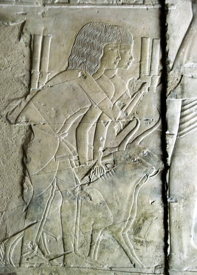Ägyptische Antiquität: Relief aus dem Grab von Kha em Het, Männer bieten Rübenköpfe als Opfergabe an von Egyptian 18th Dynasty